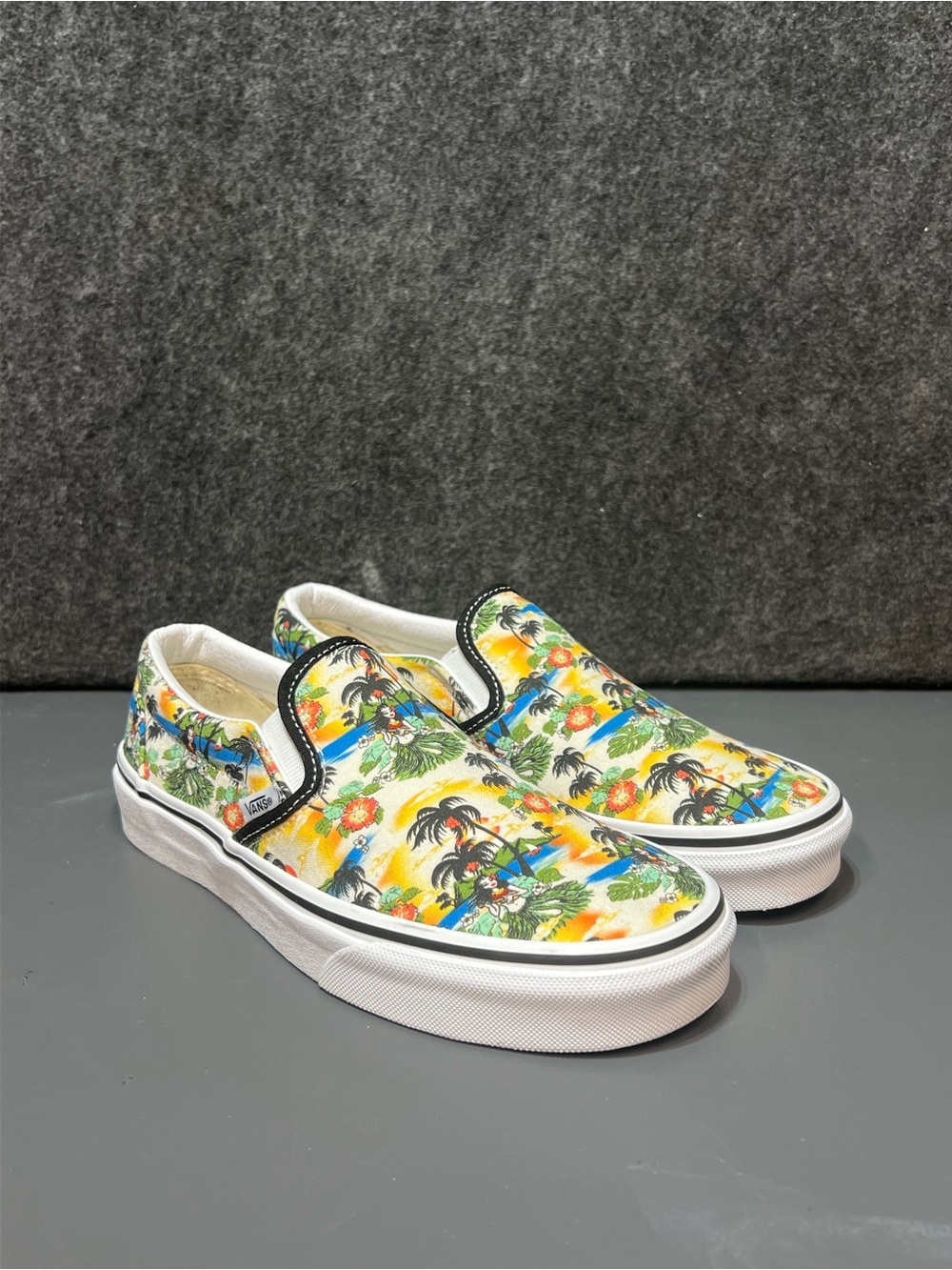 Vans Slip-On Aloha Black & White Skate Shoes Size 7 Women/5.5 Men’s
